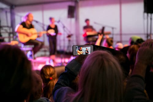 Concert in curtea scolii