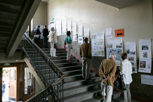 Holul scolii transofrmat in galerie , poti gasi in poze de mai bine de 100 de ani