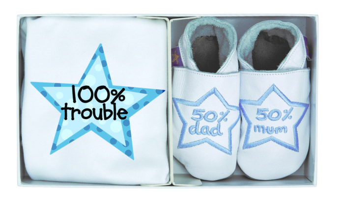 Set cadou nou-nascut, tricou si pantofiori pentru interior, 100% Trouble